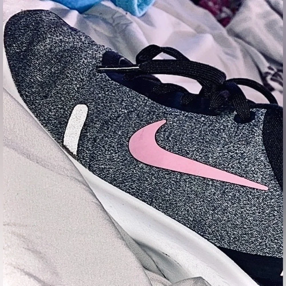 NIKE Sneakers, Gray, Black, & White w/ Pink Logo, Size: 7, Good Condition! SHOE1